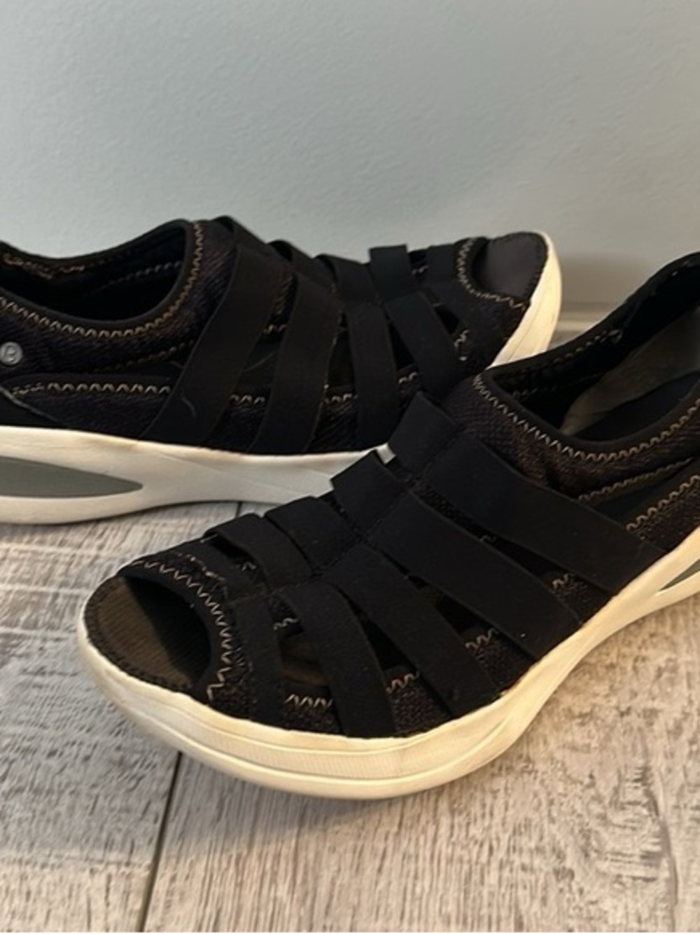 Bzees Freedom stretch walking shoes in black with peep toe - size 8.5